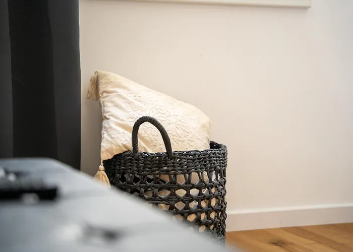 Velvet - Free Parking & Ev - Near U1 Metro Apartment *